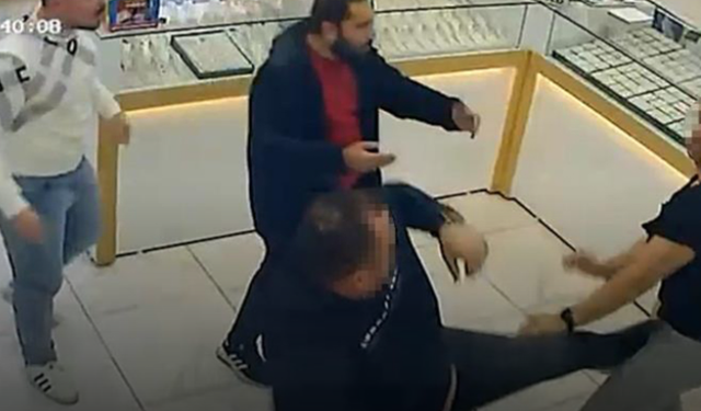 Kuyumcuların ’müşteri’ kavgası kamerada