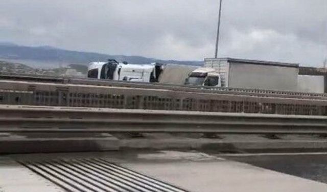 Kuzey Marmara Otoyolu’nda şiddetli fırtına: 2 tır devrildi