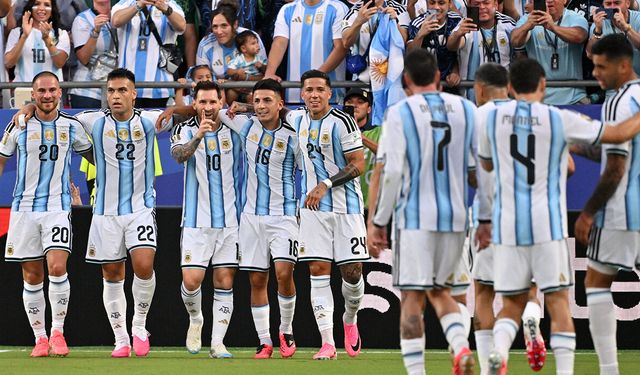 Dünya Kupası'nda yıldızlar sahne aldı: Messi rekora ortak oldu